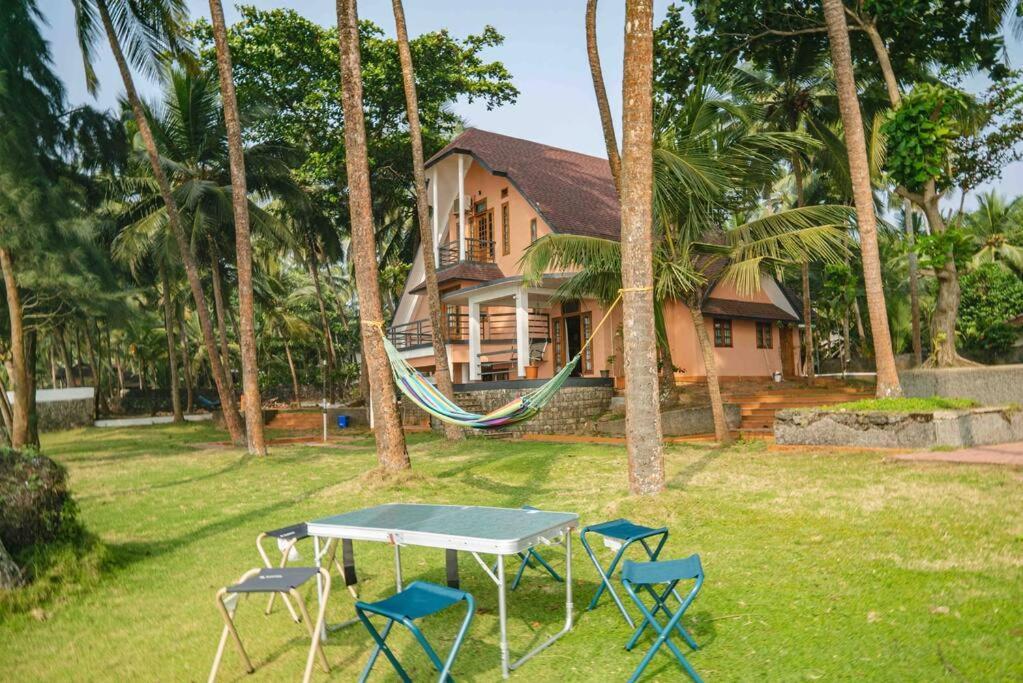Baywatch By Grha - A Picturesque Beachfront Villa Calecute Exterior foto