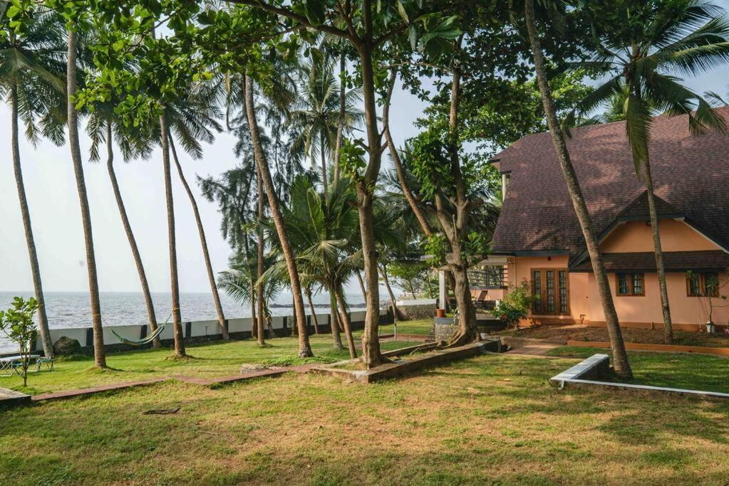 Baywatch By Grha - A Picturesque Beachfront Villa Calecute Exterior foto