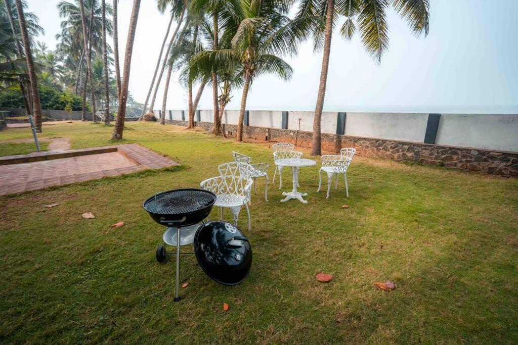 Baywatch By Grha - A Picturesque Beachfront Villa Calecute Exterior foto