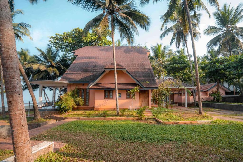 Baywatch By Grha - A Picturesque Beachfront Villa Calecute Exterior foto