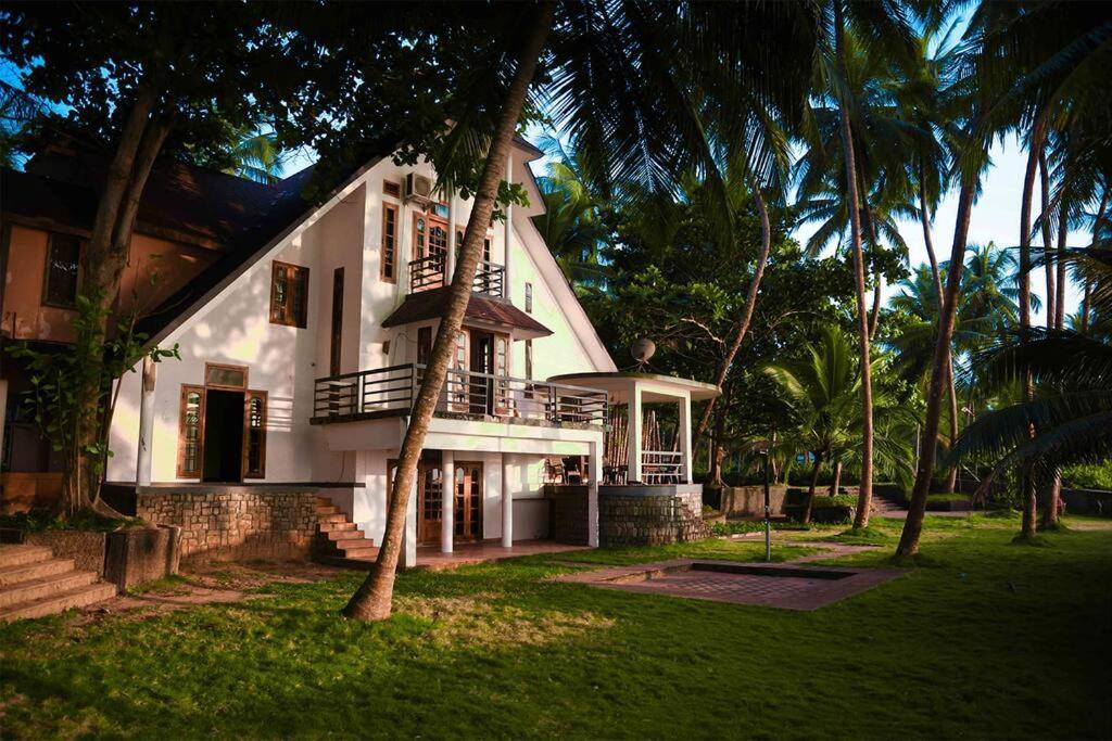 Baywatch By Grha - A Picturesque Beachfront Villa Calecute Exterior foto